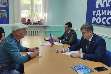 Валентин Купинов провел прием граждан в Медногорске